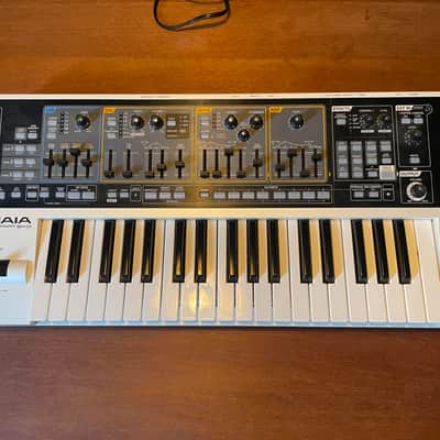 Roland SH-01 GAIA 37-Key Digital Synthesizer 2010 - 2012 - White