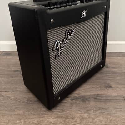 Fender Mustang I (v.2) 20W 8" Combo Guitar Amplifier With Fuse Editing Software image 11