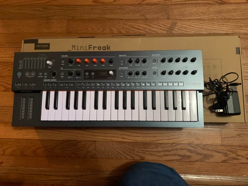 Arturia MiniFreak 37-Key 6-Voice Polyphonic Hybrid Synthesizer 2022 - Present - Black image 1
