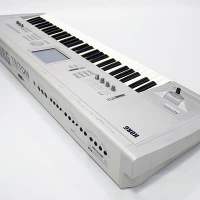 KORG Triton 61 (32MB Memory, SCSI port, Floppy disk x2, Hardcase)