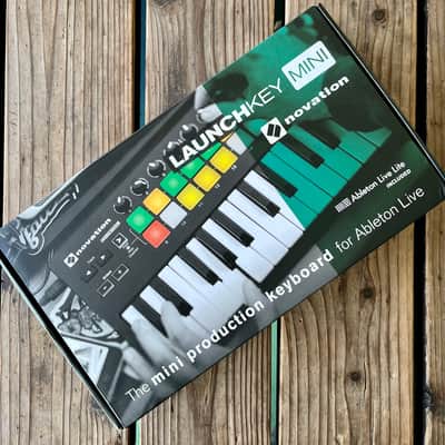 Novation Launchkey Mini MKII MIDI Keyboard Controller with Gator Case image 7