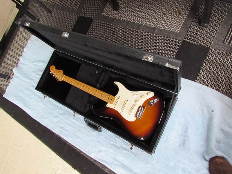 2010 Fender Classic Player 50s Stratocaster 2 Tone Sunburst Maple Fretboard Clean W/ Hardshell Case