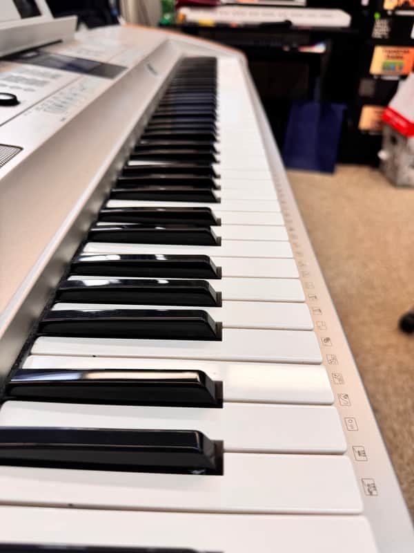 Yamaha DGX-505 2004-2010 - Silver and wood piano with wooden stand