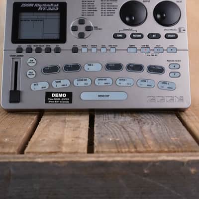 Zoom RT-323 RhythmTrak Drum Machine Groovebox MIDI – Very Good Condition