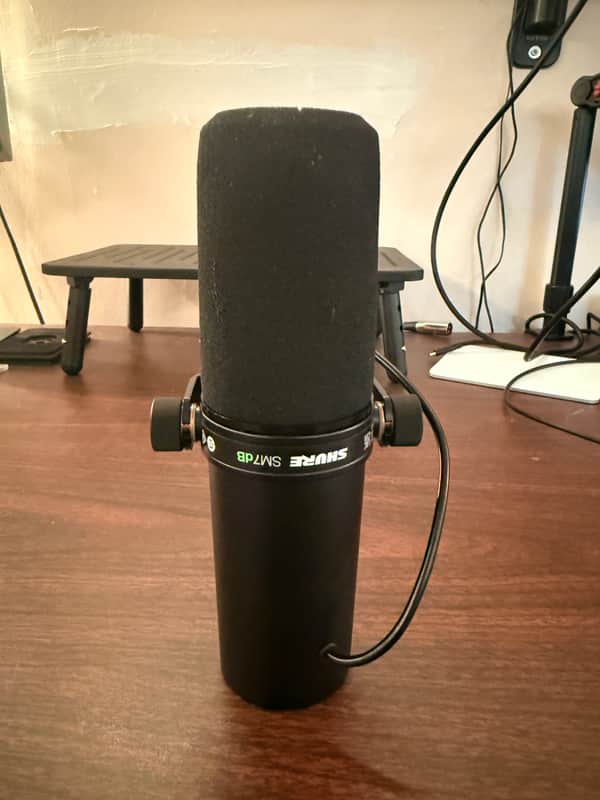 Shure SM7dB Cardioid Dynamic Microphone with Built-In Preamp 2023 - Present - Black