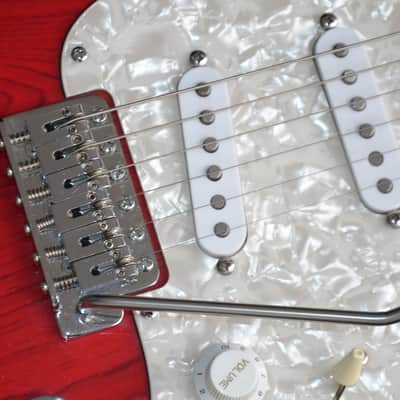 Blade Levinson RH Strat-style guitar*sounds/plays/looks really great! Top quality made in Japan ca.1992/93*has handmade passive Leosounds PU's*fine trem with roller bridges*frets are 100%*1799€ imagen 5