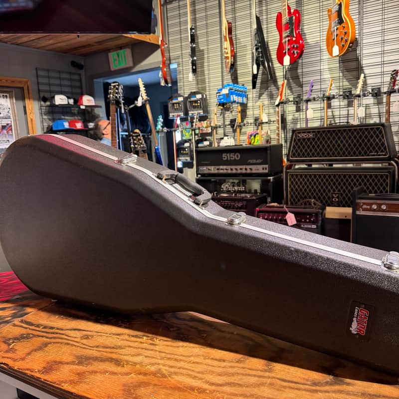 Gator GC-DREAD Deluxe Molded Acoustic Dreadnought Guitar Case