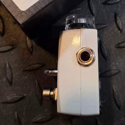Hotone Skyline Tuner Mini Guitar Tuning Pedal Clean Boost 2010s - White image 3