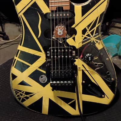 custom guitars frankenbee 2026 - relic black and yellow image 2