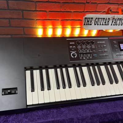 Roland JUNO-DS88 - Gig Ready 88 Key Synthesizer w/ Gator GK-88-SLXL Case image 2