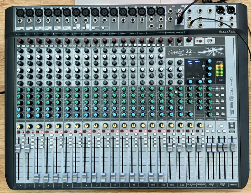 Soundcraft Signature 22 MTK 22-Channel Analog Mixer with Bi-directional USB routing and Effects - Black image 1