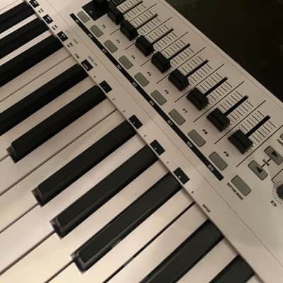 M-Audio Code 49 USB MIDI Keyboard Controller 2010s - White image 3