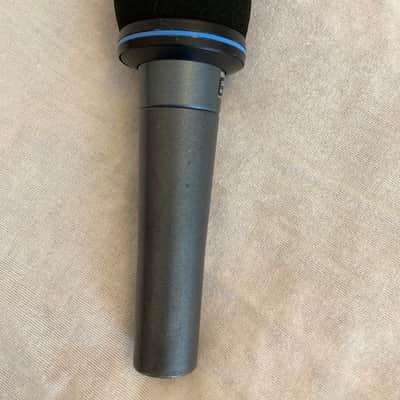Shure BETA 57 Supercardioid Dynamic Microphone with Magnetic Windscreen and Case image 7