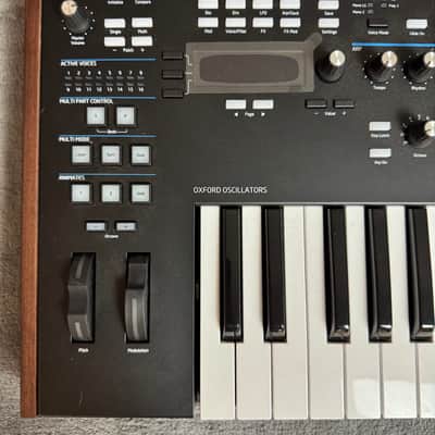 Novation Summit 61-Key 16-Voice Polyphonic Synthesizer Excellent image 7
