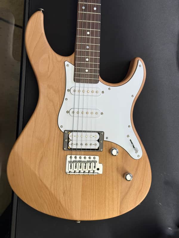 Yamaha PAC112V Pacifica with Rosewood Fretboard - Yellow Natural Satin
