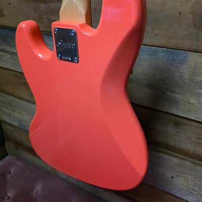 Squier Classic Vibe 60's Jazz Bass - Tahitian Coral image 15