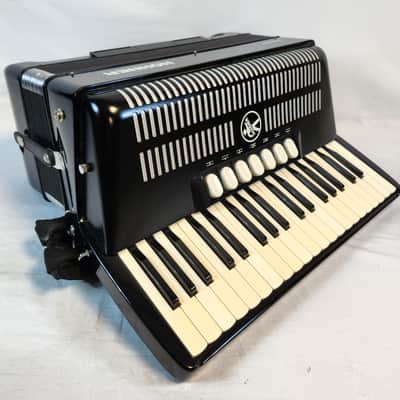 Hohner Bravo III Chromatic 80 Bass Piano Accordion, Black, W/ Bag & Straps image 3
