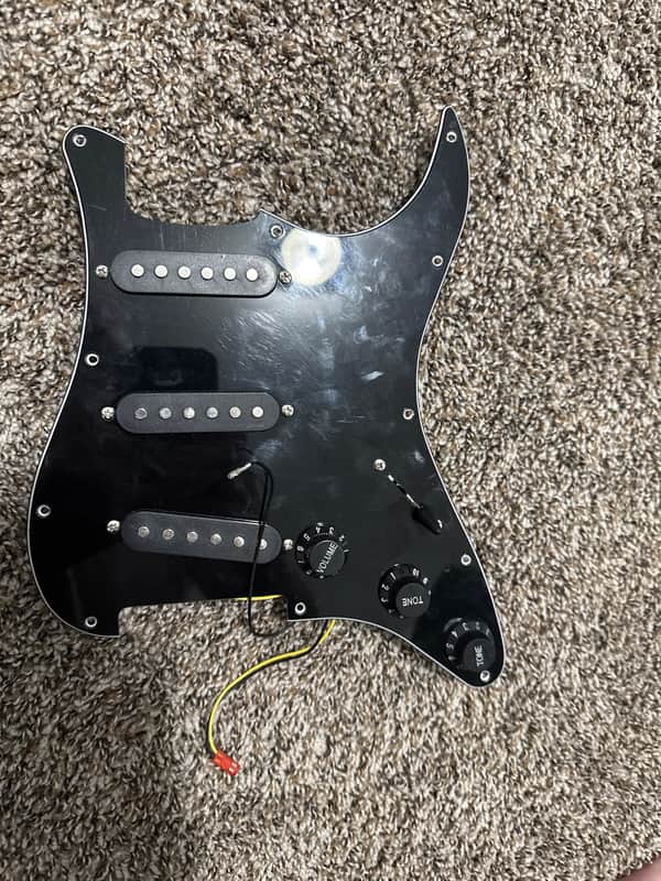 Single Coil Pickups and pick guard - Black image 1