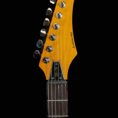 Samick SS70 Samick double cutaway red electric guitar. image 6