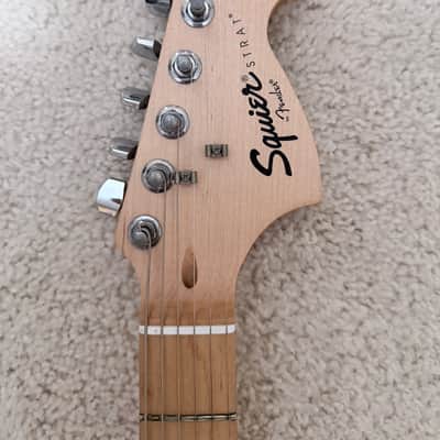 Squier Affinity Series Stratocaster with Maple Fretboard 2001 - 2021 - 2-Color Sunburst image 4