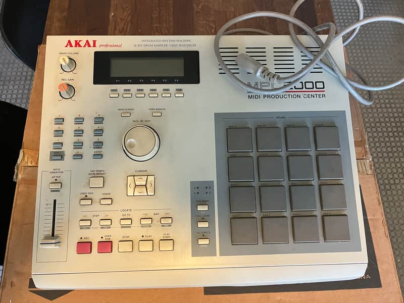 Akai MPC2000 MIDI Production Center 1997 - 2001 - Grey image 1