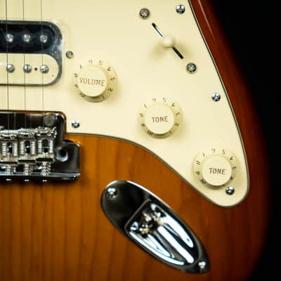 Fender  American Professional II HSS Stratocaster  Sienna Sunburst Maple Fingerboard 2022 (US22108129) image 16