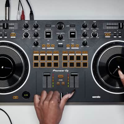 Pioneer DJ DDJ-REV1 2-deck Serato DJ Controller image 8
