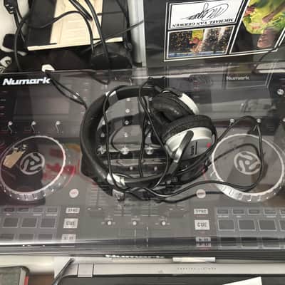 Numark NV II Dual-display Serato DJ Controller 2010s - Black image 3