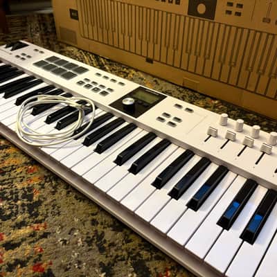 Arturia KeyLab Essential 61 MkIII MIDI Controller 2023 - Present - White image 3
