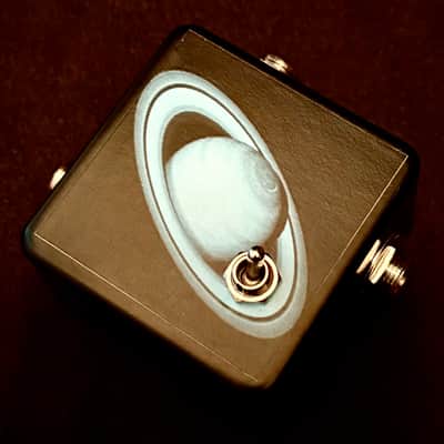 Saturnworks Black Micro A/B Switch Box Tuner Out Guitar Pedal with a Toggle Switch - Handcrafted in California