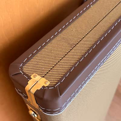 Fender G&G Deluxe Strat / Tele Hardshell Case, Tweed with Red Poodle Plush Interior - Tweed image 3