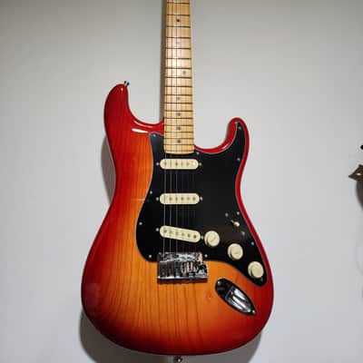 Fender American Ultra Luxe Stratocaster 2021 - 2024 - Plasma Red Burst image 3