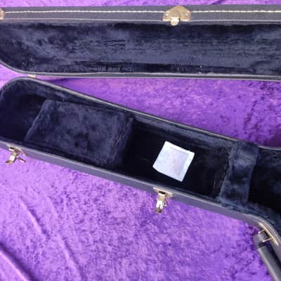 Godin Hardcase for A4 Ultra Bass or other bass models* Robust made in Canada * in very good condition except for one broken latch *RC-19* image 10