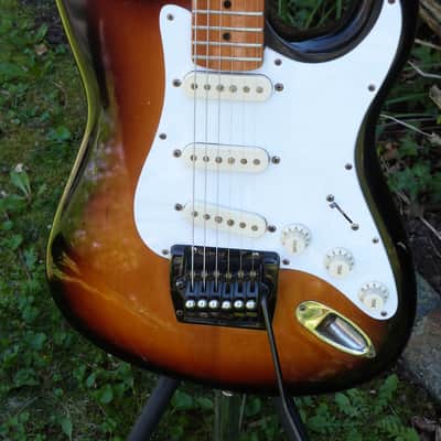 cort electric guitar strat style sunburst image 3