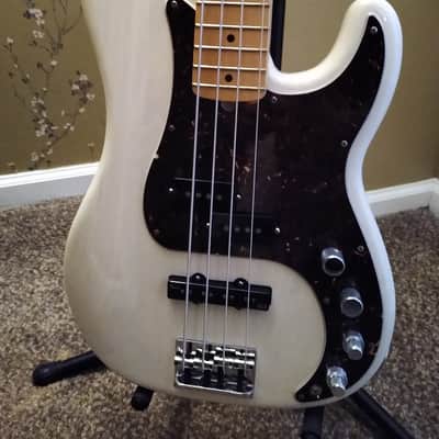 Fender P-Bass Deluxe 2016 Translucent White USA , WOW image 18