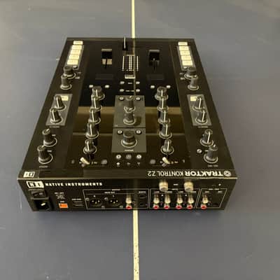 Native Instruments Traktor Kontrol Z2 - Black image 2