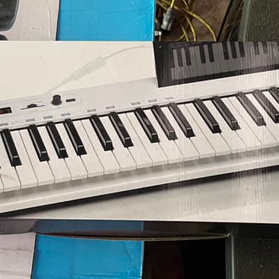 Samson Carbon 61 USB MIDI Keyboard Conroller 2010s - White image 2