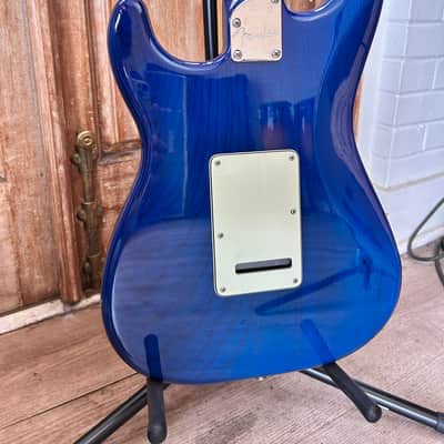Fender Deluxe Players Stratocaster with Maple Fretboard 2019 - Sapphire Blue Transparent image 11
