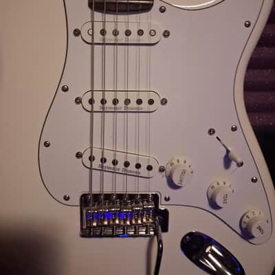 Fender American Performer Stratocaster with Rosewood Fretboard 2018 - Present - Arctic White Fender locking tuners, Seymore Duncan pickups white  pickups, pick guard, and accessories. With Fender hardshell fitted case. image 4