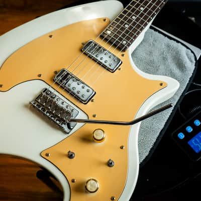 Eastwood Breadwinner 2010s - White W/ Original Hardcase image 12