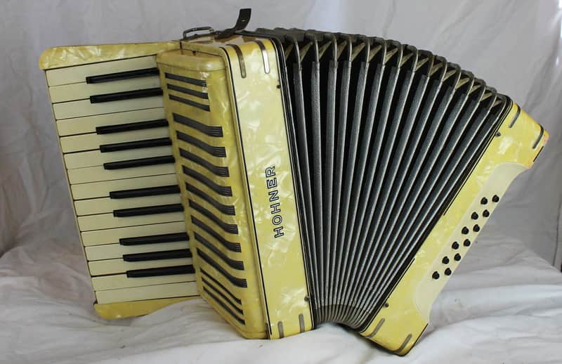 8192 - Buttercream Hohner Student II Piano Accordion MM 25 12 image 1
