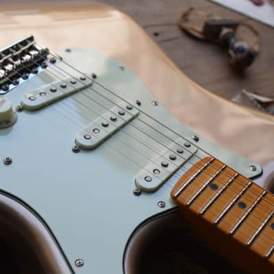 FENDER "American Professional Classic Stratocaster Fade Firemist Gold" GIGBAG, 3, 46 KG image 4