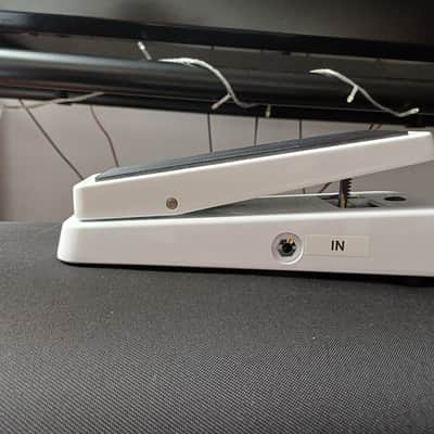 Dunlop 105Q Cry Baby Bass Wah 1999 - Present - White image 7