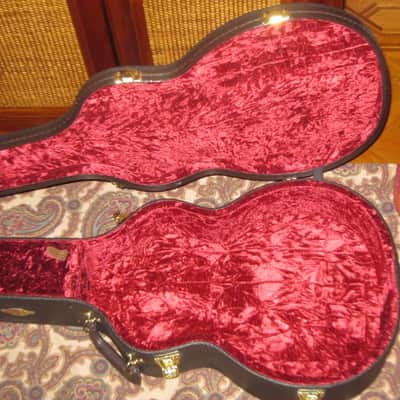 new open box very near A+ genuine Taylor Grand Auditorium Deluxe Brown Hardshell Case (5201-55) textured dark brown vinyl over 3-ply wooden structure, Foam padding covered w/ red plush crushed velvet lining, brass plated latches, padded handle image 6