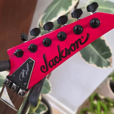 Jackson Demmelition King V ex LONDON CROBAR Soho Metal Rock Bar Artist Signed Phil Demmel Machine Head Signature Flying V EMG 81 85 Zakk Wylde Set Floyd Rose Electric Guitar image 12