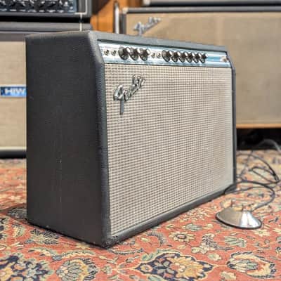 Fender Deluxe Reverb 2-Channel 22-Watt 1x12" Guitar Combo 1976 - Silverface image 2