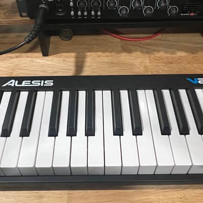 Alesis V25 25-key USB MIDI Controller with Beat Pads 2017 - 2022 - Black