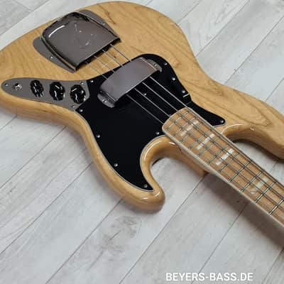 Fender American Vintage '74 Jazz Bass with Maple Fretboard 2013 - 2014 Natural image 3