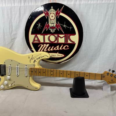 Fender Yngwie Malmsteen Signature Stratocaster Guitar with Case - signed! 1992 - Vintage White / Maple neck image 2
