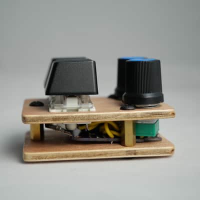 useMidi madMidiMini 2025 with 2 Note Buttons 2 Potentiometers and LEDs image 5